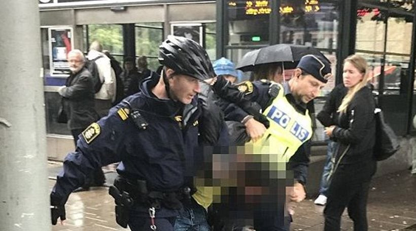 Στοκχόλμη: Μαχαίρωσαν αστυνομικό στο λαιμό σε κεντρική πλατεία της πόλης